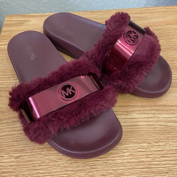 MK Michael Kors Faux Fur Bordeaux Burgundy Logo Slides Sz 8M - Picture 1 of 7